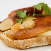 Tostada de pan de mollete con queso de tetilla y pimientos al ajo y vinagre de Jerez