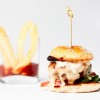 Mini hamburguesa de capón con queso de Arzúa fundido con patatas McCain 